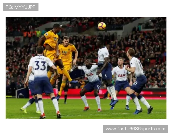 足球赛场上踢爆对方球门的超级球星精彩瞬间再现